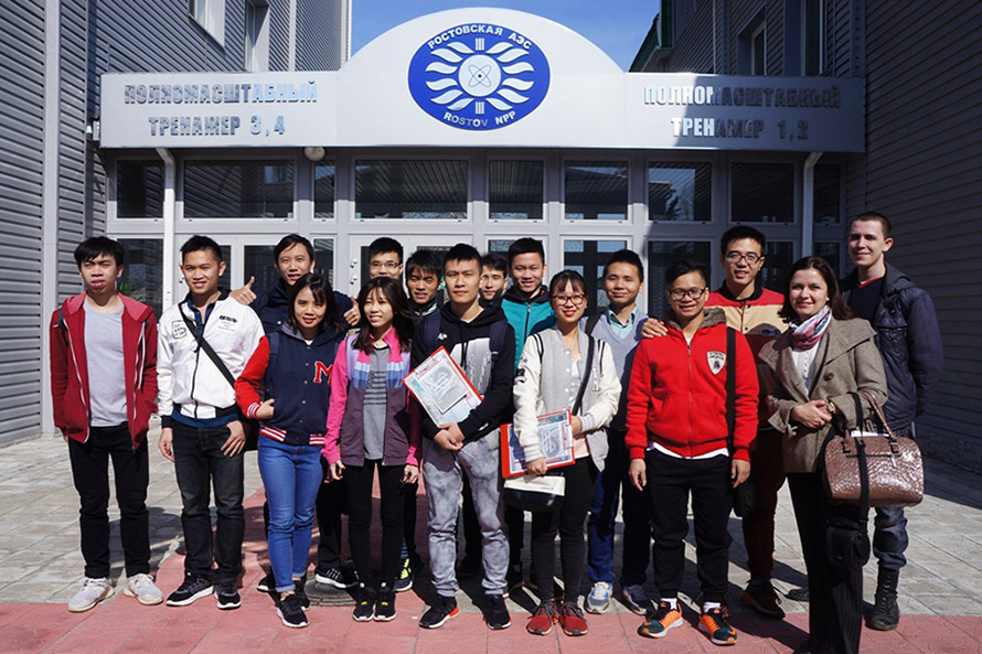 莫斯科工程物理学院的越南留学生了解了核电站的设备