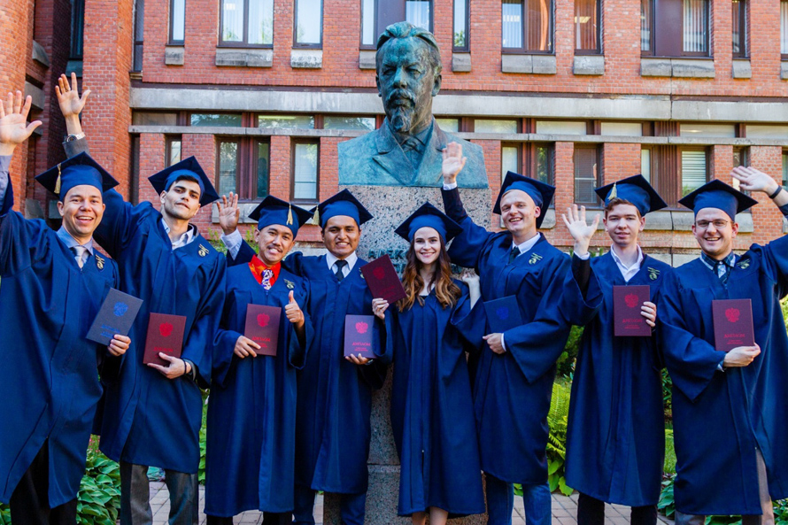 圣彼得堡国立电子工程技术大学的外国留学生获得硕士文凭