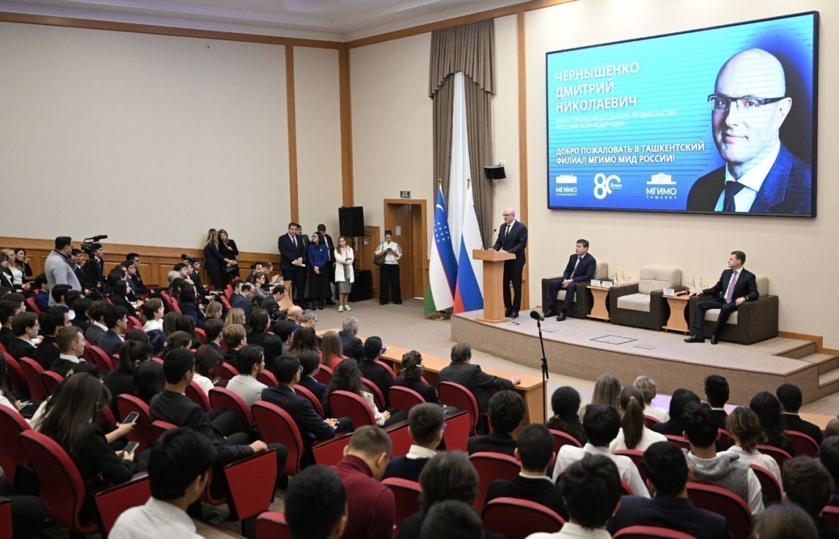 Dmitry Chernyshenko meets students and heads of branches of Russian universities in Uzbekistan