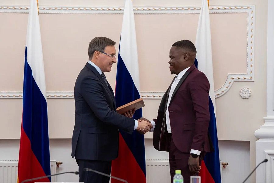 Valery Falkov presents regalia to 13 ambassadors representing Russian education and science.