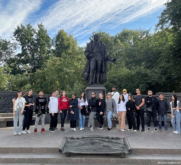 International students from MGIMO explore the Tula Kremlin and the region's cultural heritage.