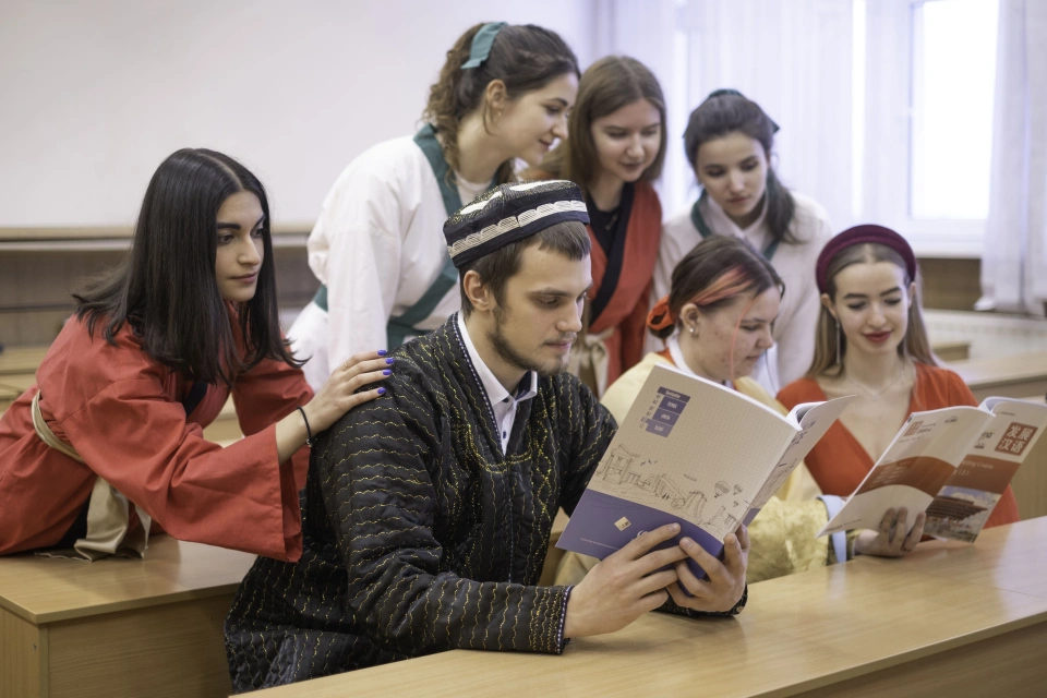 Institución educativa autónoma estatal de educación superior de la región de Leningrado «Universidad Estatal de Leningrado A.S. Pushkin»