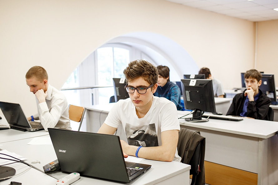 Олимпиады по информатике и математике – твой шанс учиться в России бесплатно!