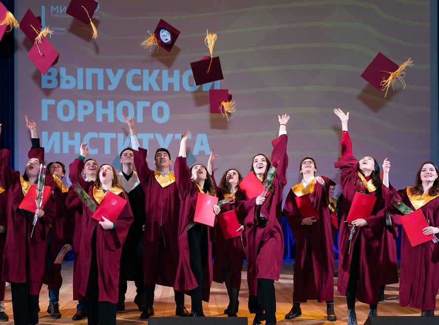 国立科技研究大学-莫斯科国立钢铁合金学院向留学生颁发文凭