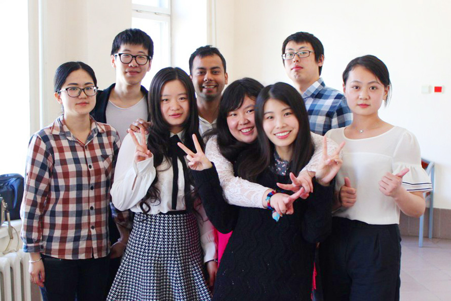 新加坡大学生在国内与俄罗斯学习俄语