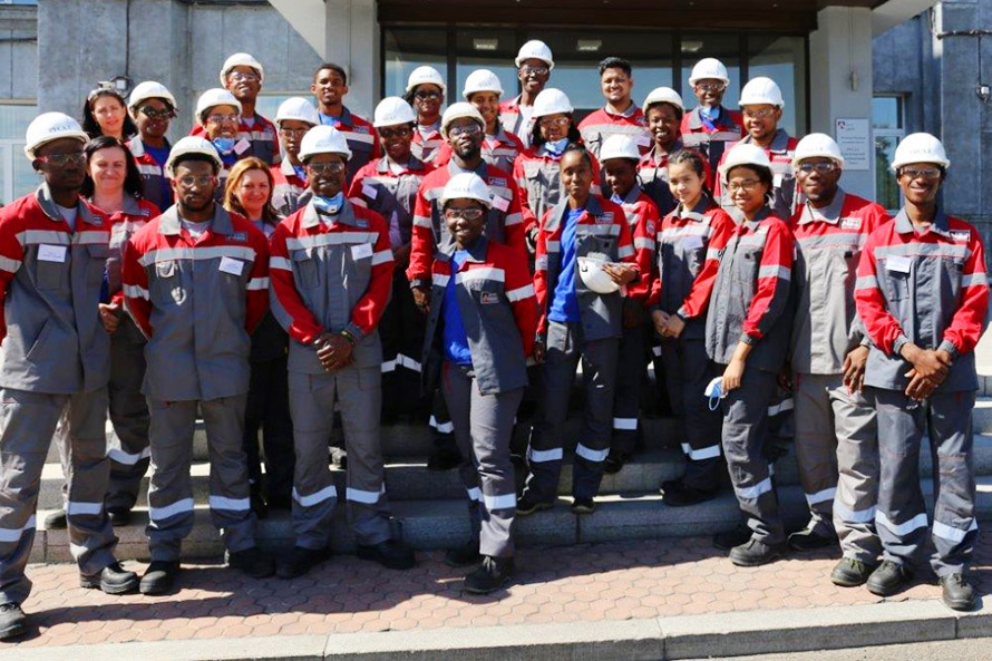 西伯利亚联邦大学的牙买加留学生在俄铝公司工厂参加了实习
