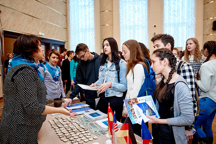 Таджикские школьники узнают, как стать студентом российского вуза