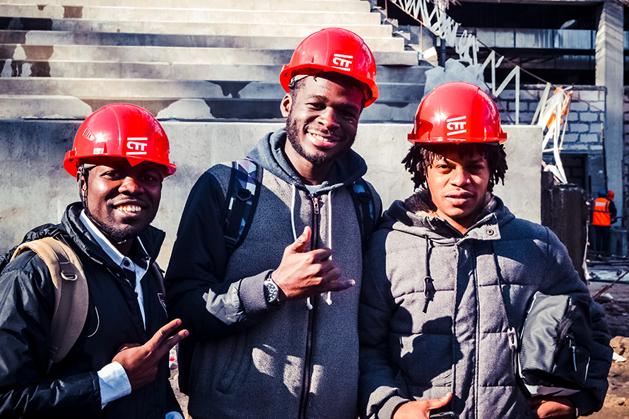 Иностранные студенты ННГУ проинспектировали стадион ЧМ по футболу-2018